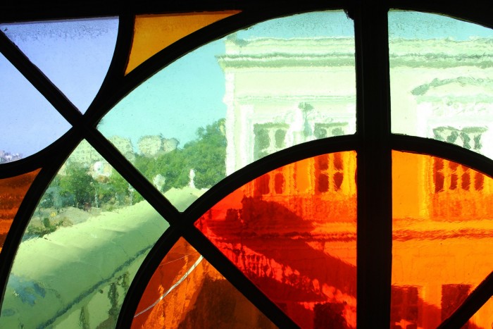 O Centro da cidade visto dos vitrais do Theatro José de Alencar, que remetem aos da Catedral Notre-Dame de Paris.